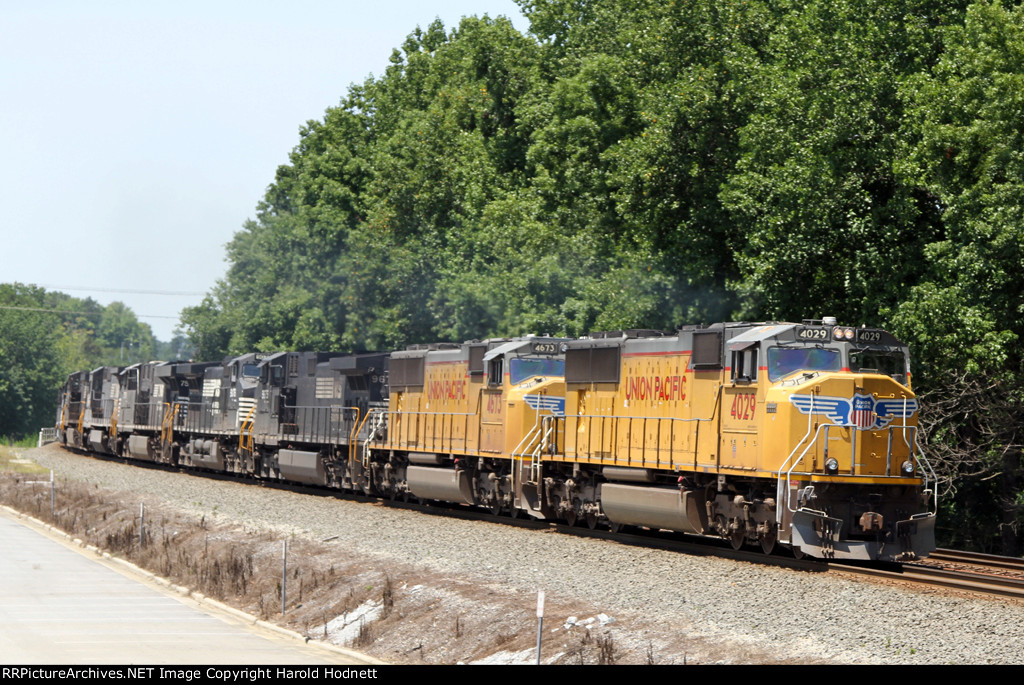 UP 4029 leads NS train 189 